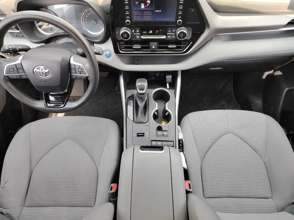 Car image 19