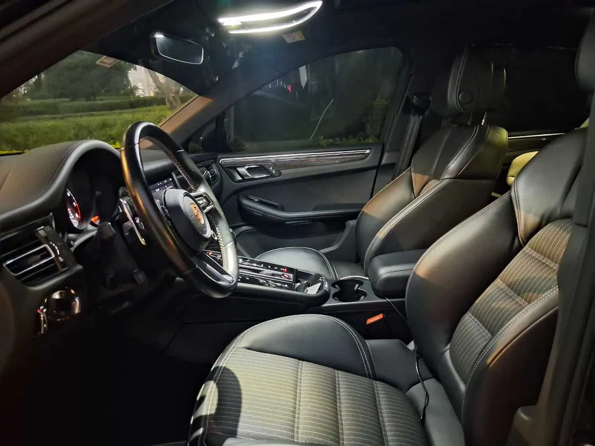 Car image 12