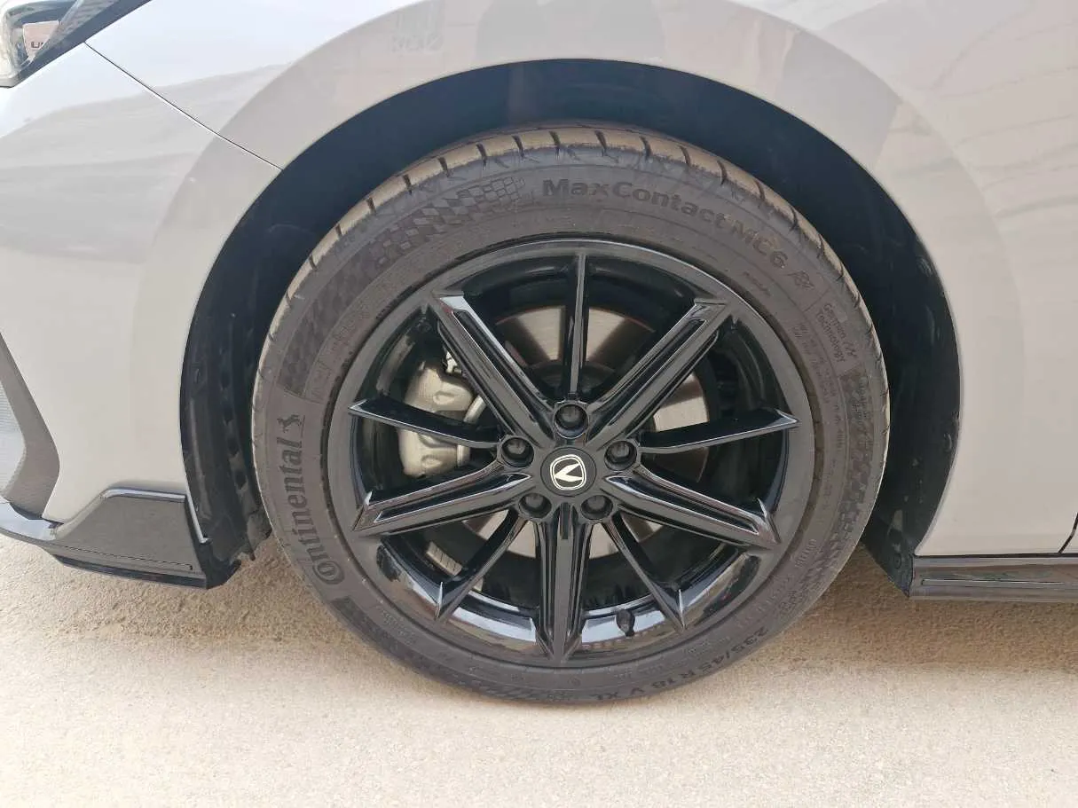 Car image 10