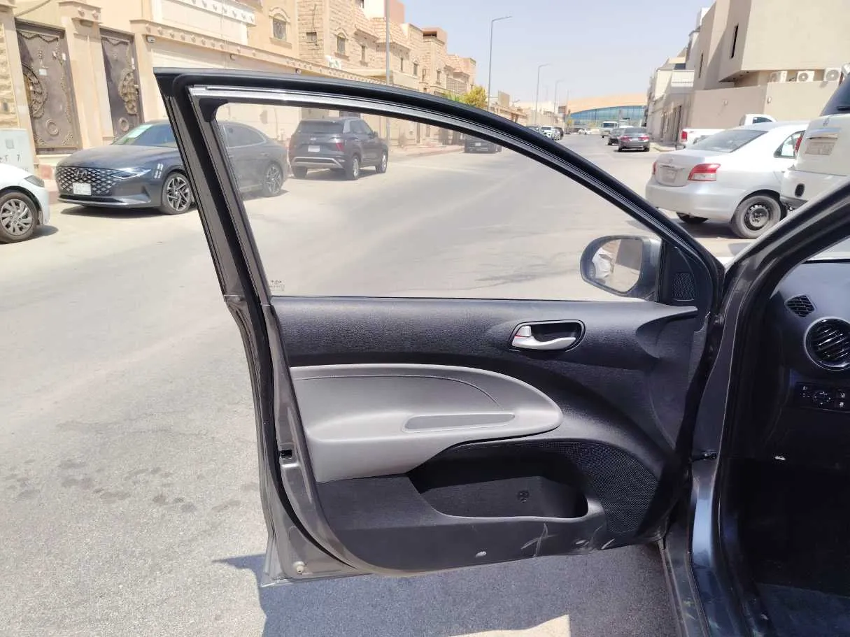 Car image 11