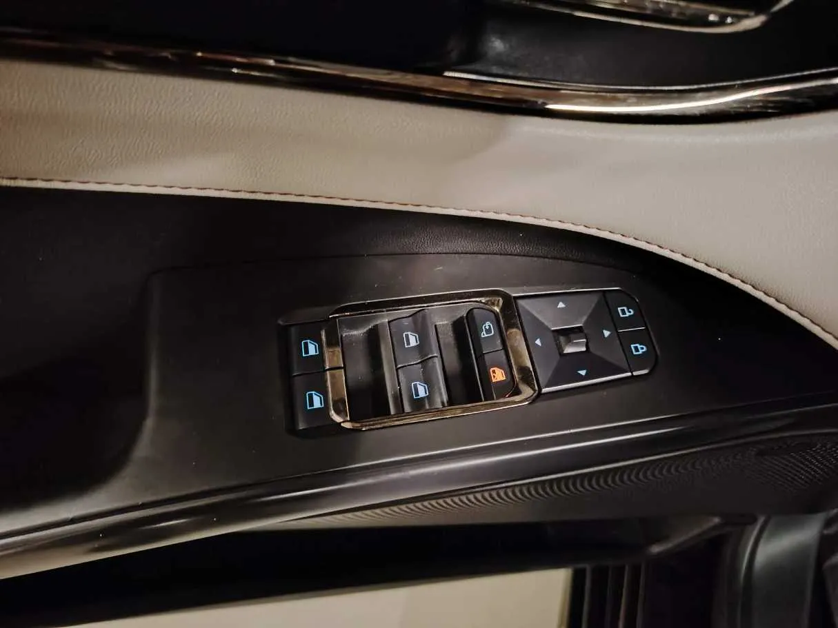 Car image 34