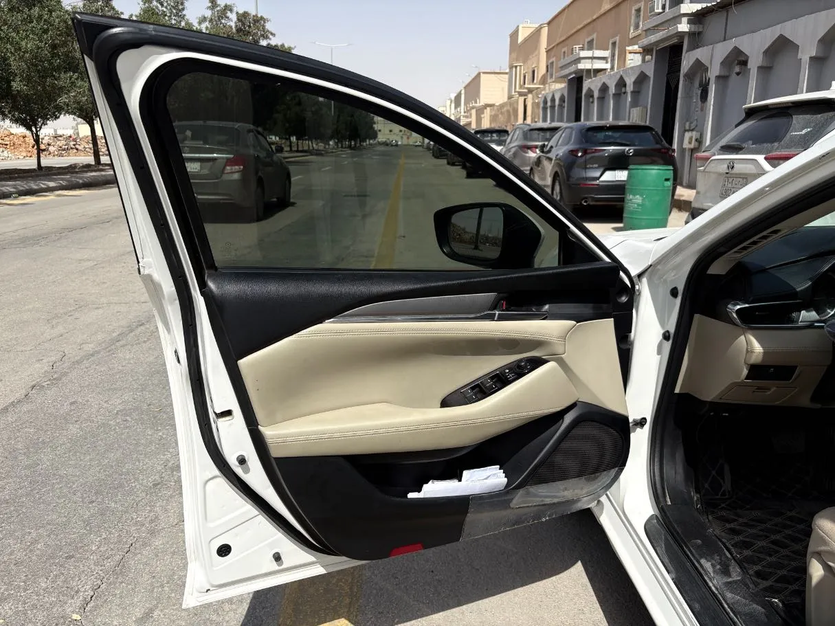 Car image 10