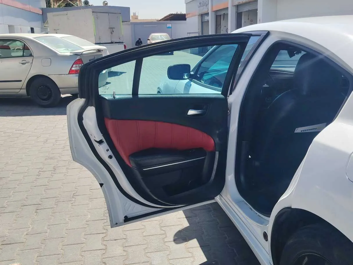 Car image 14
