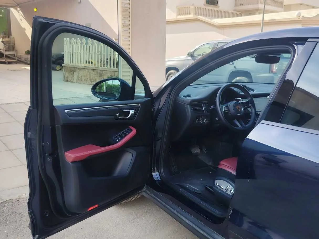 Car image 11