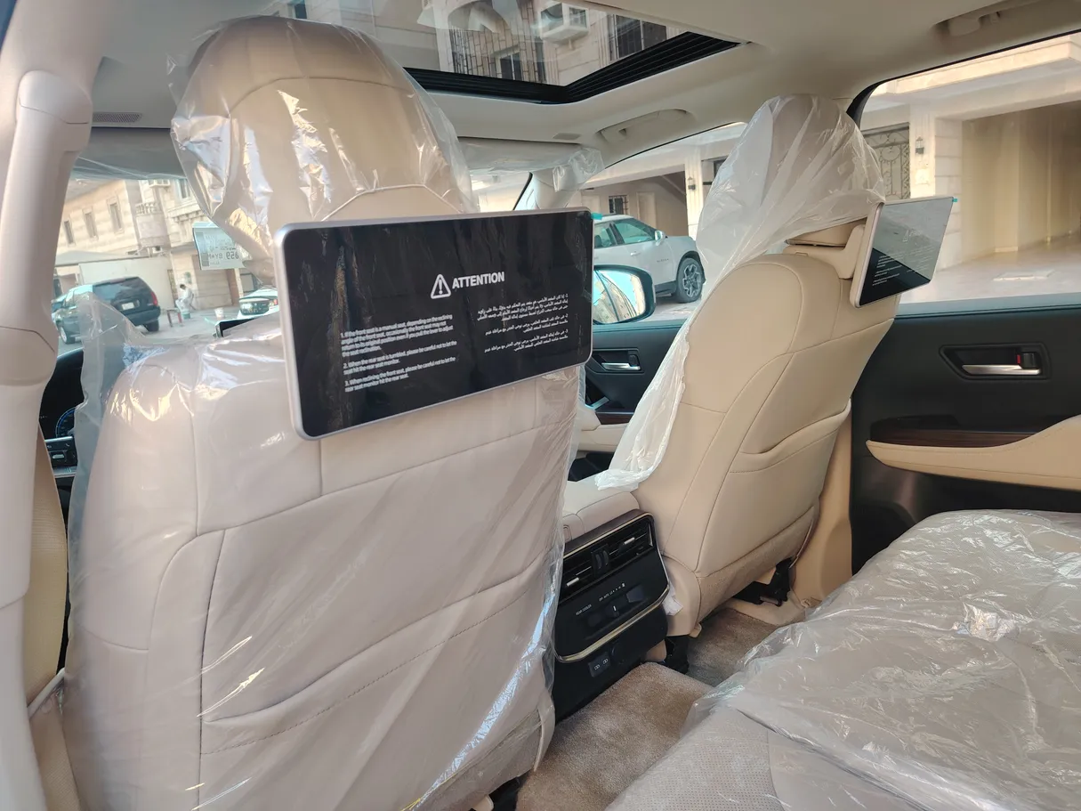 Car image 16