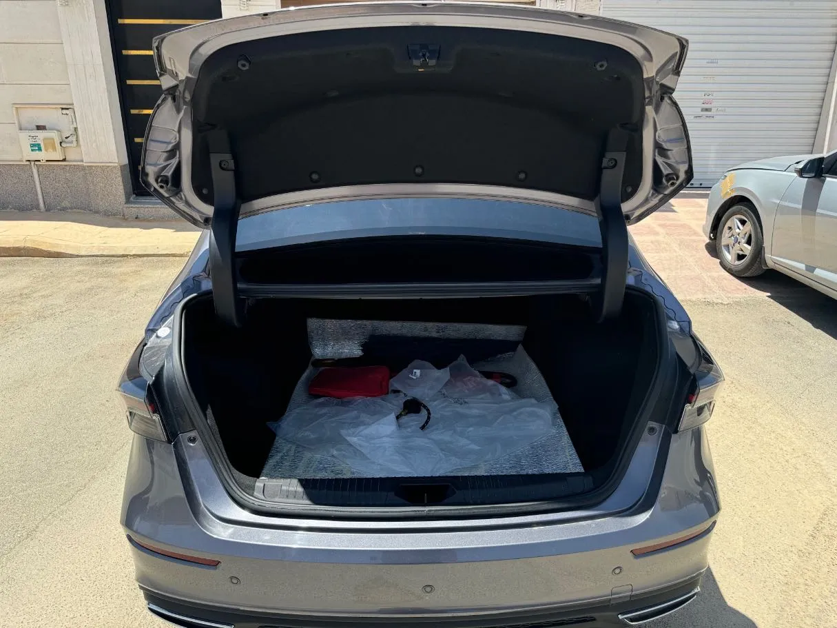 Car image 20