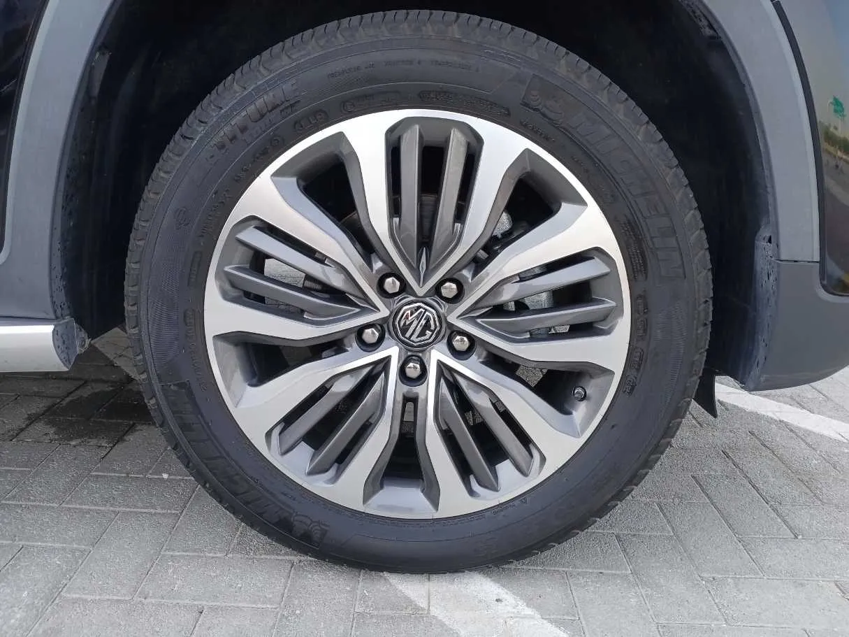 Car image 9