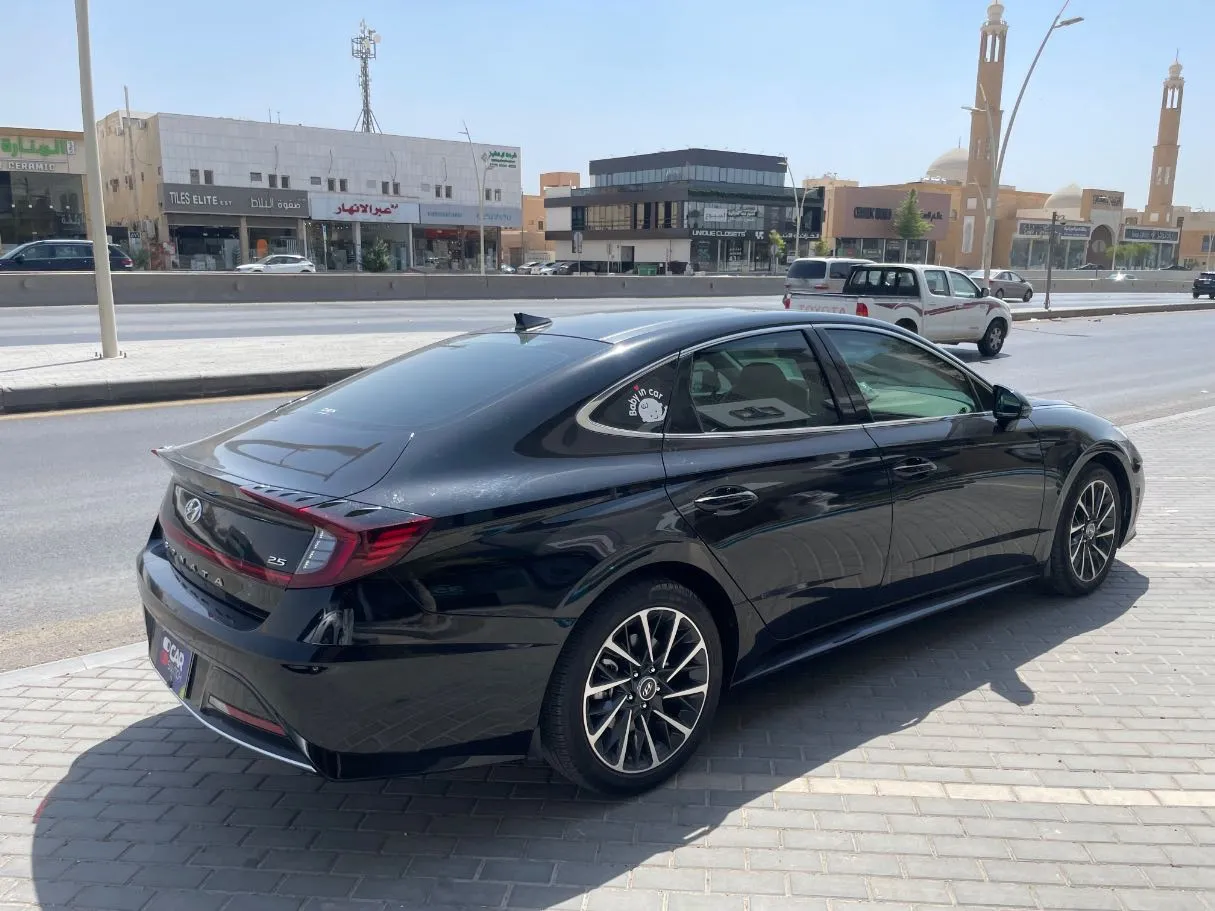 Car image 5