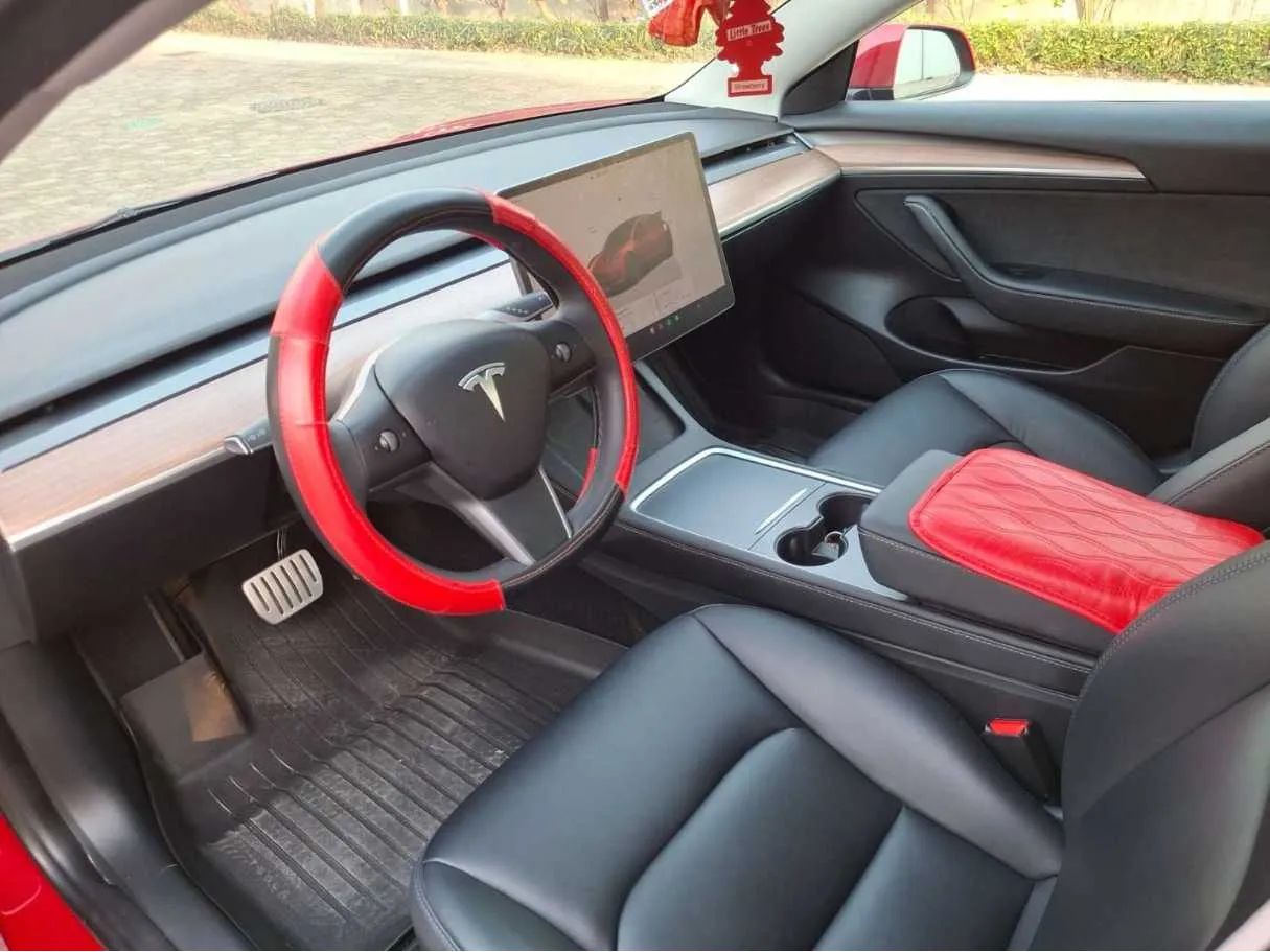 Car image 12