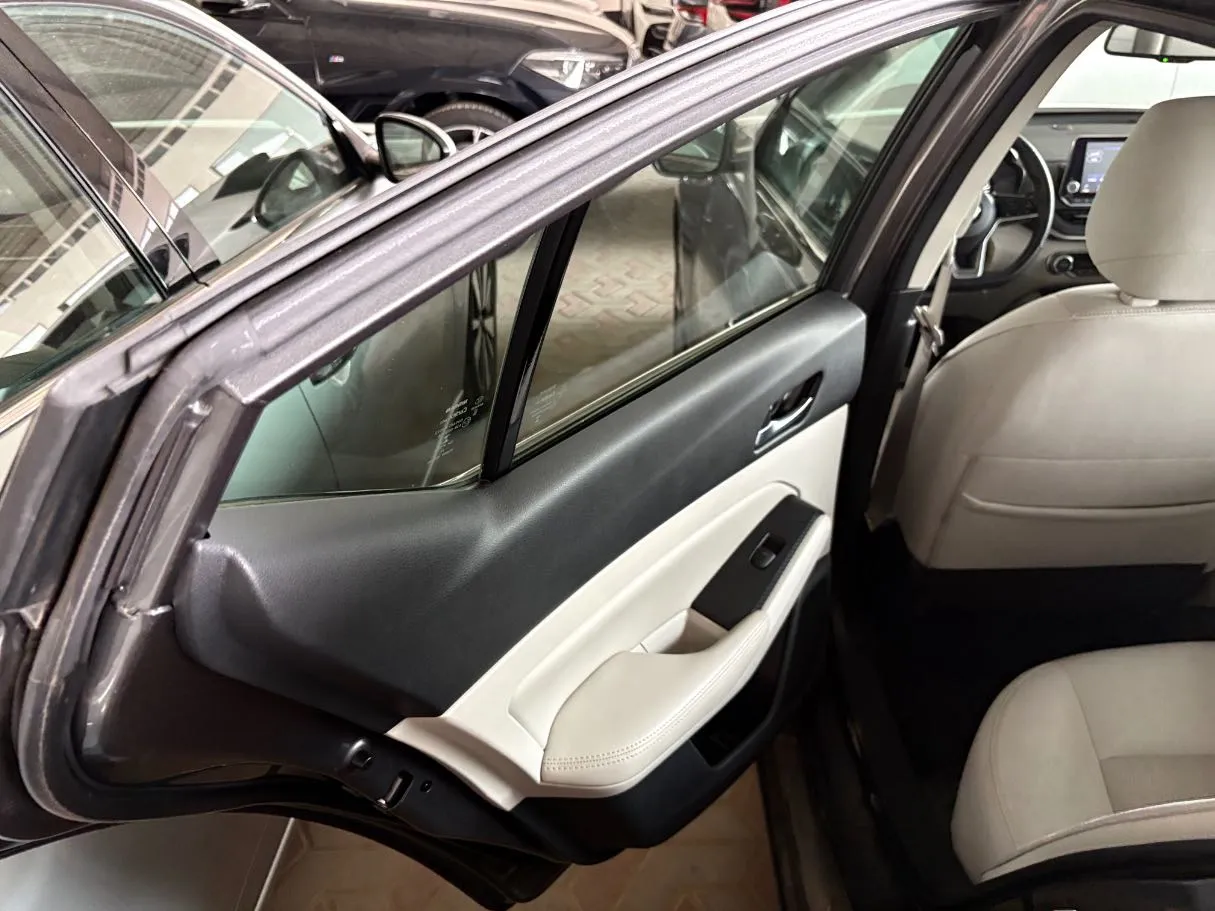 Car image 15