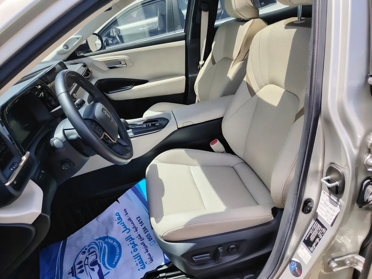 Car image 16