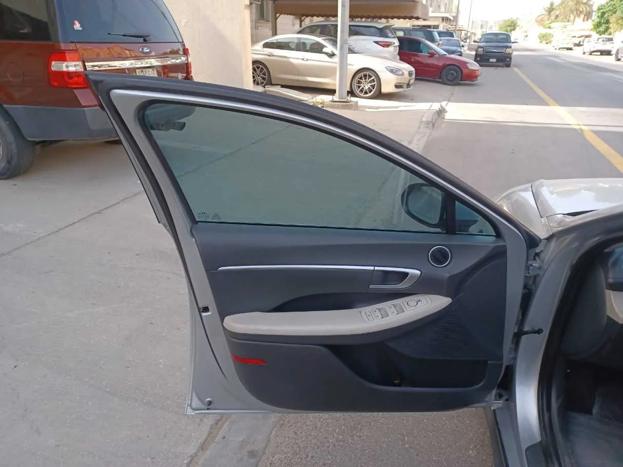 Car image 10