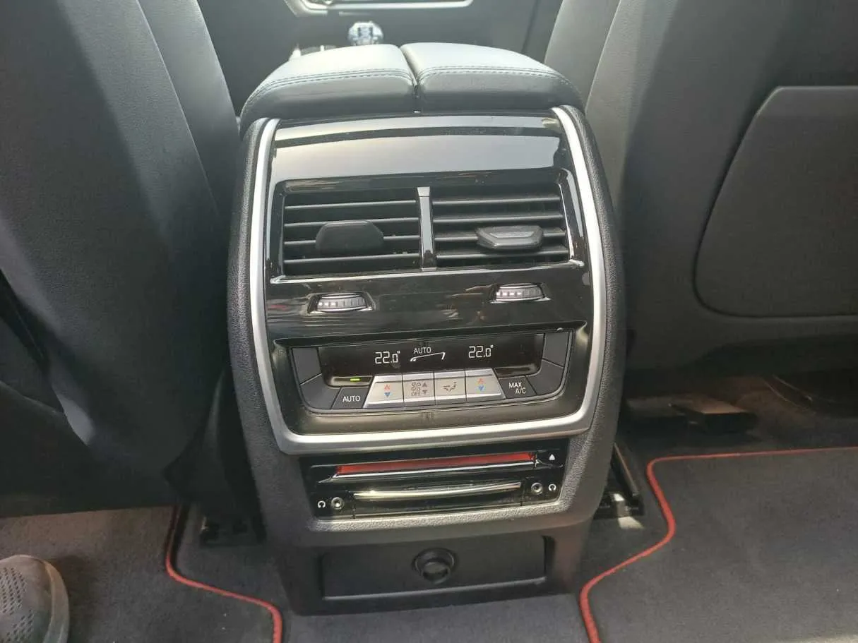 Car image 30