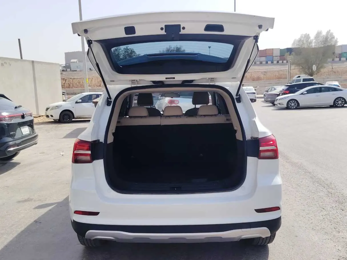 Car image 19