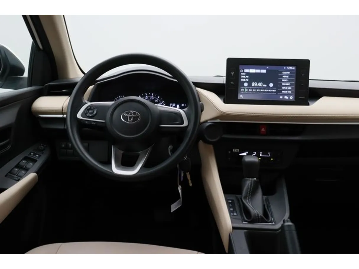 Car image 15