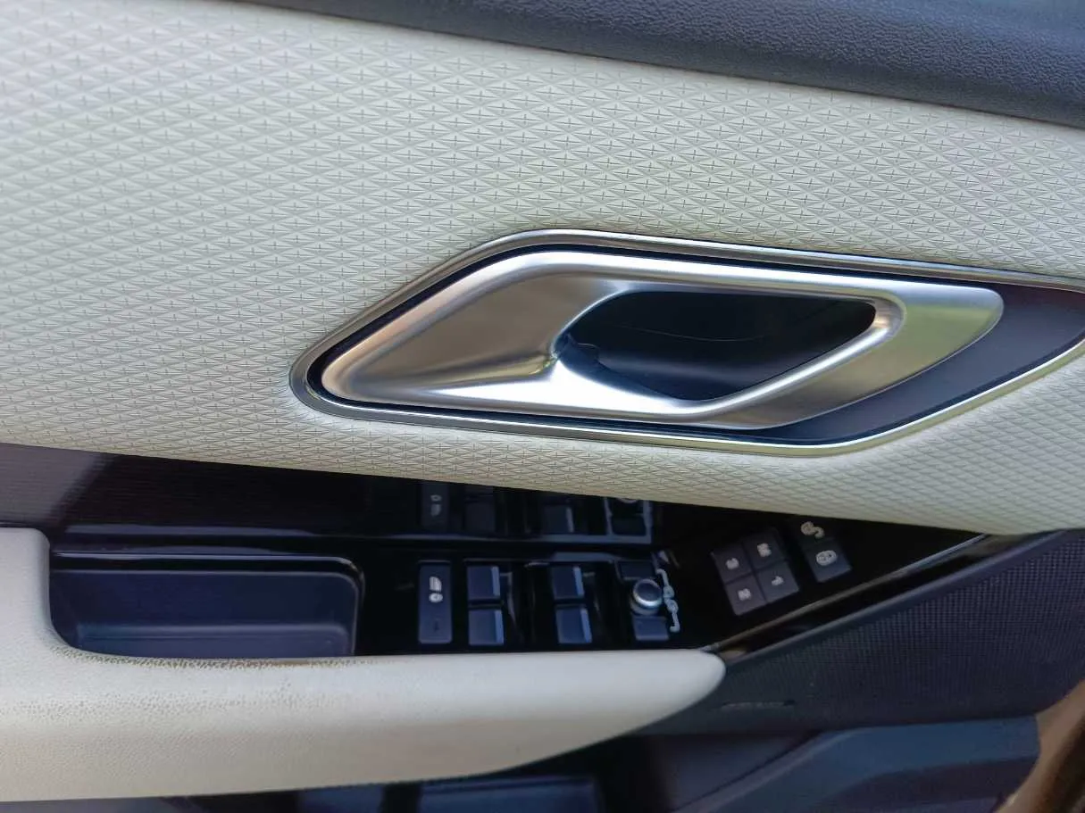 Car image 30