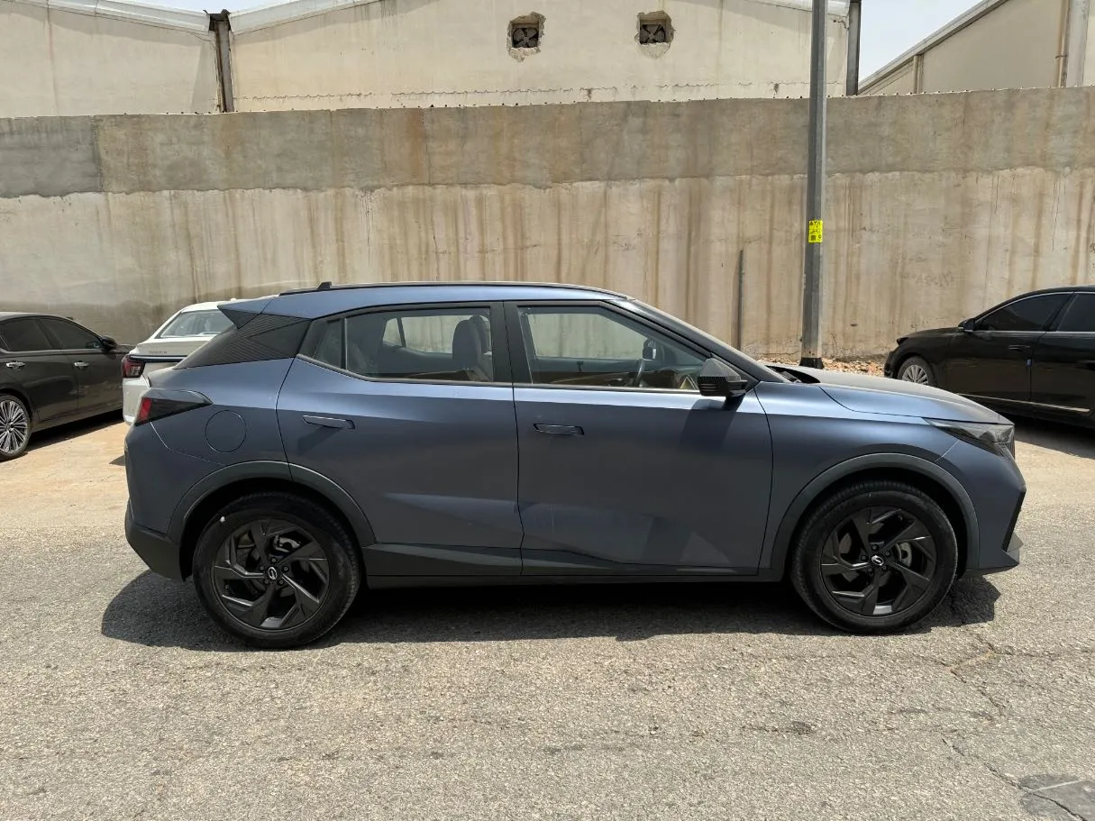 Car image 4