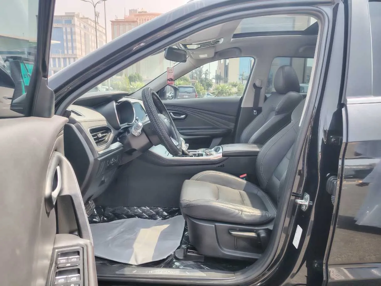 Car image 12