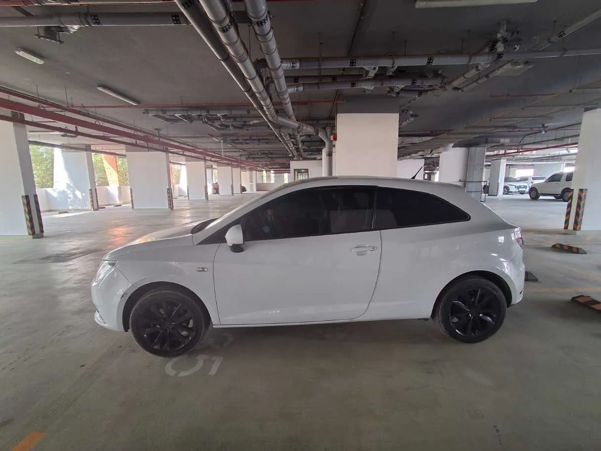 Car image 4