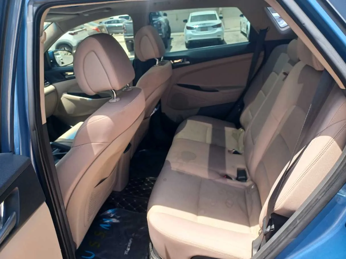 Car image 14