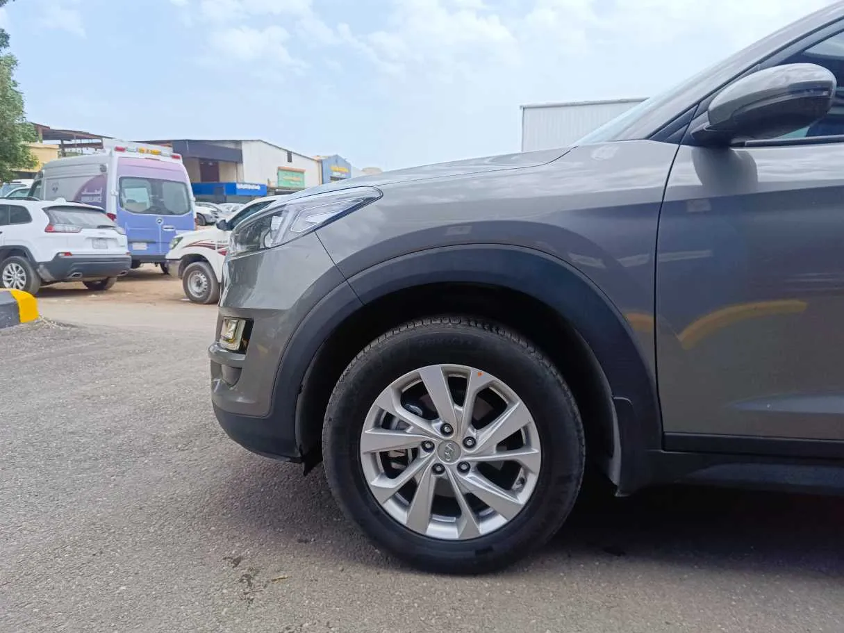 Car image 9