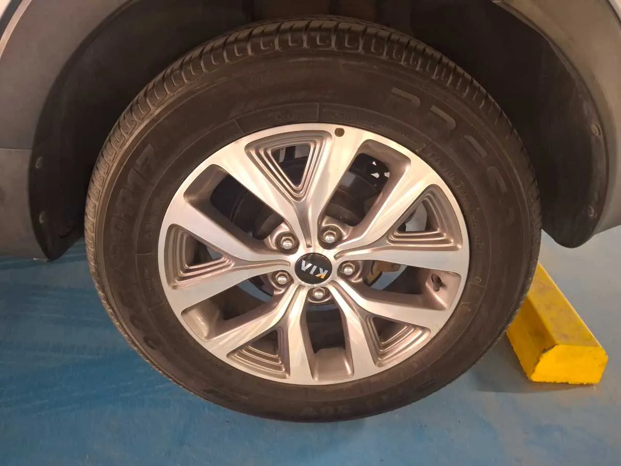 Car image 10
