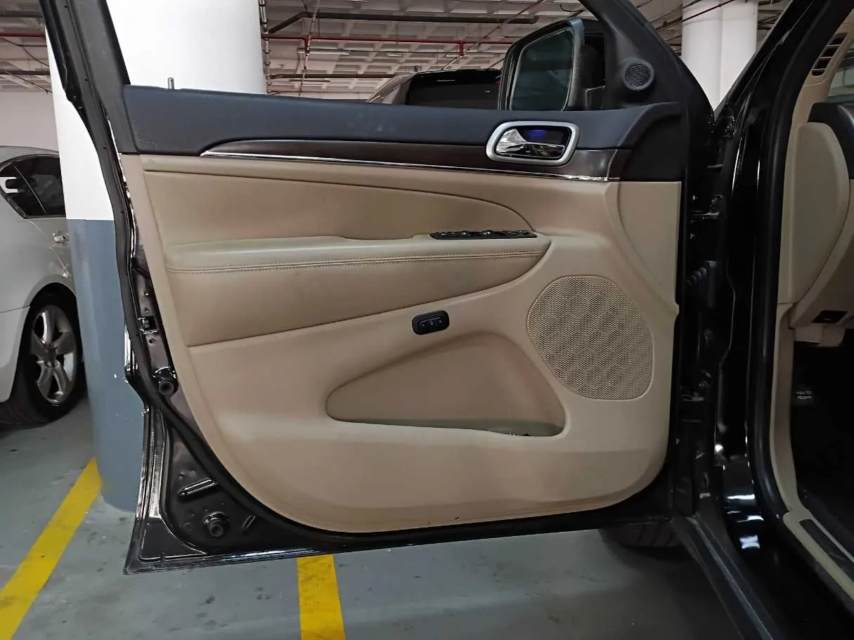 Car image 10