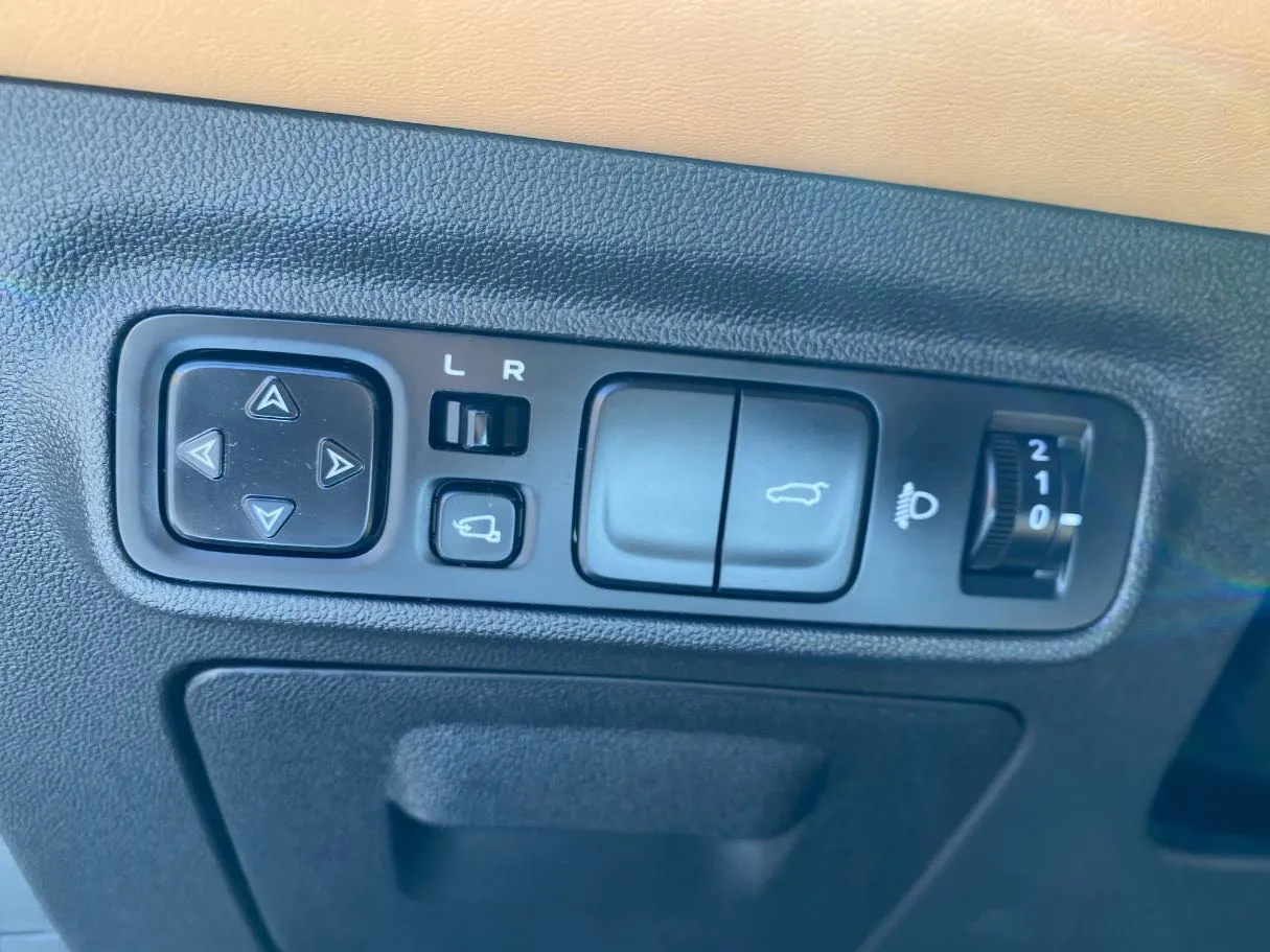 Car image 24