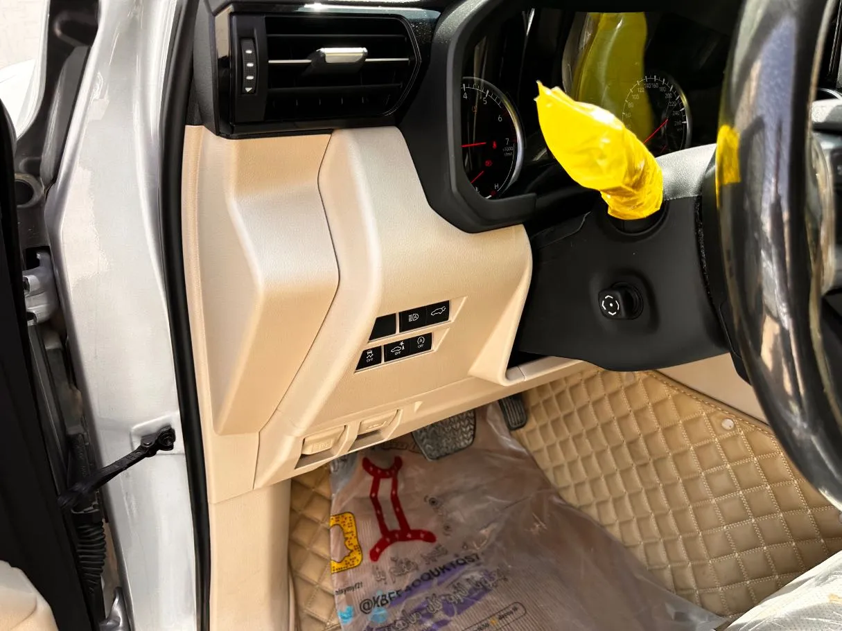 Car image 30