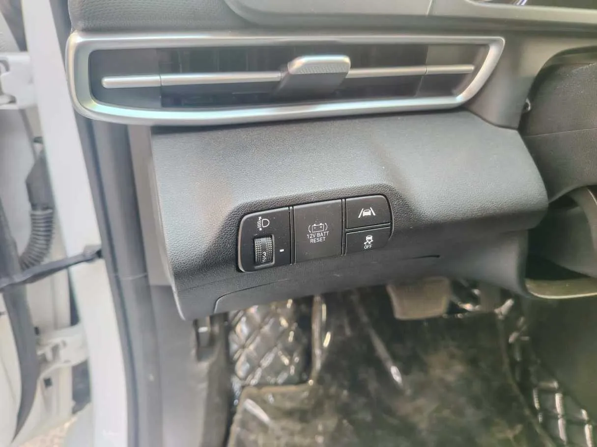 Car image 24
