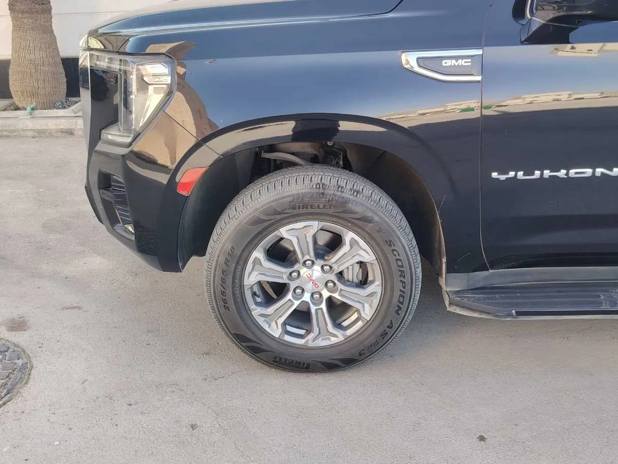 Car image 9