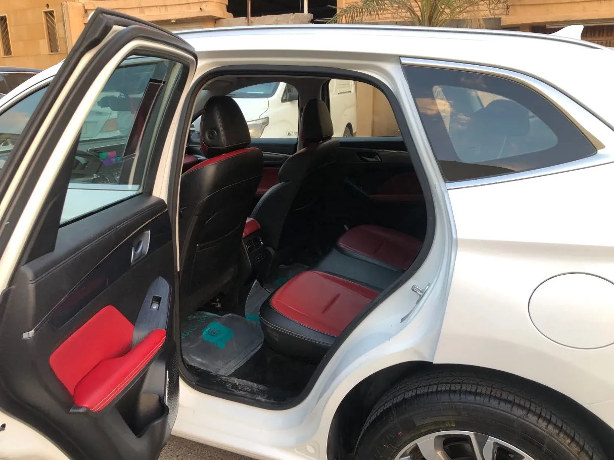 Car image 12