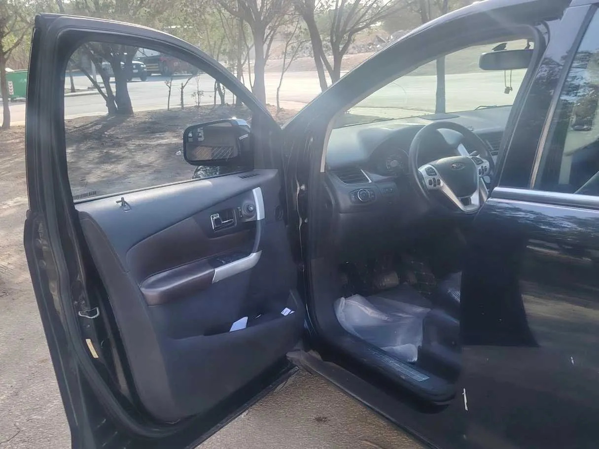 Car image 12