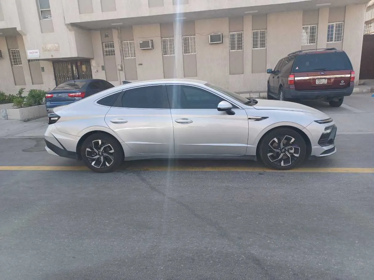 Car image 4