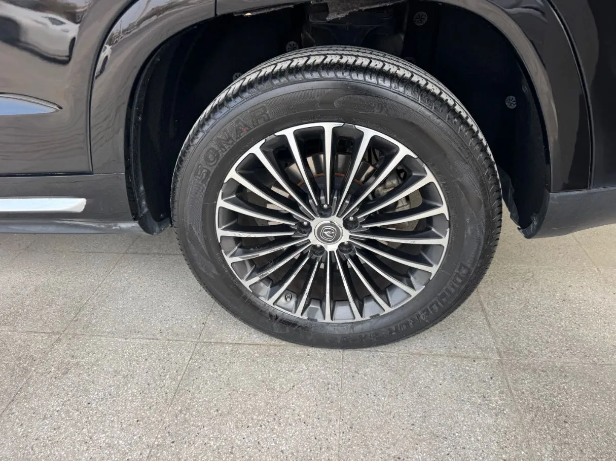 Car image 9