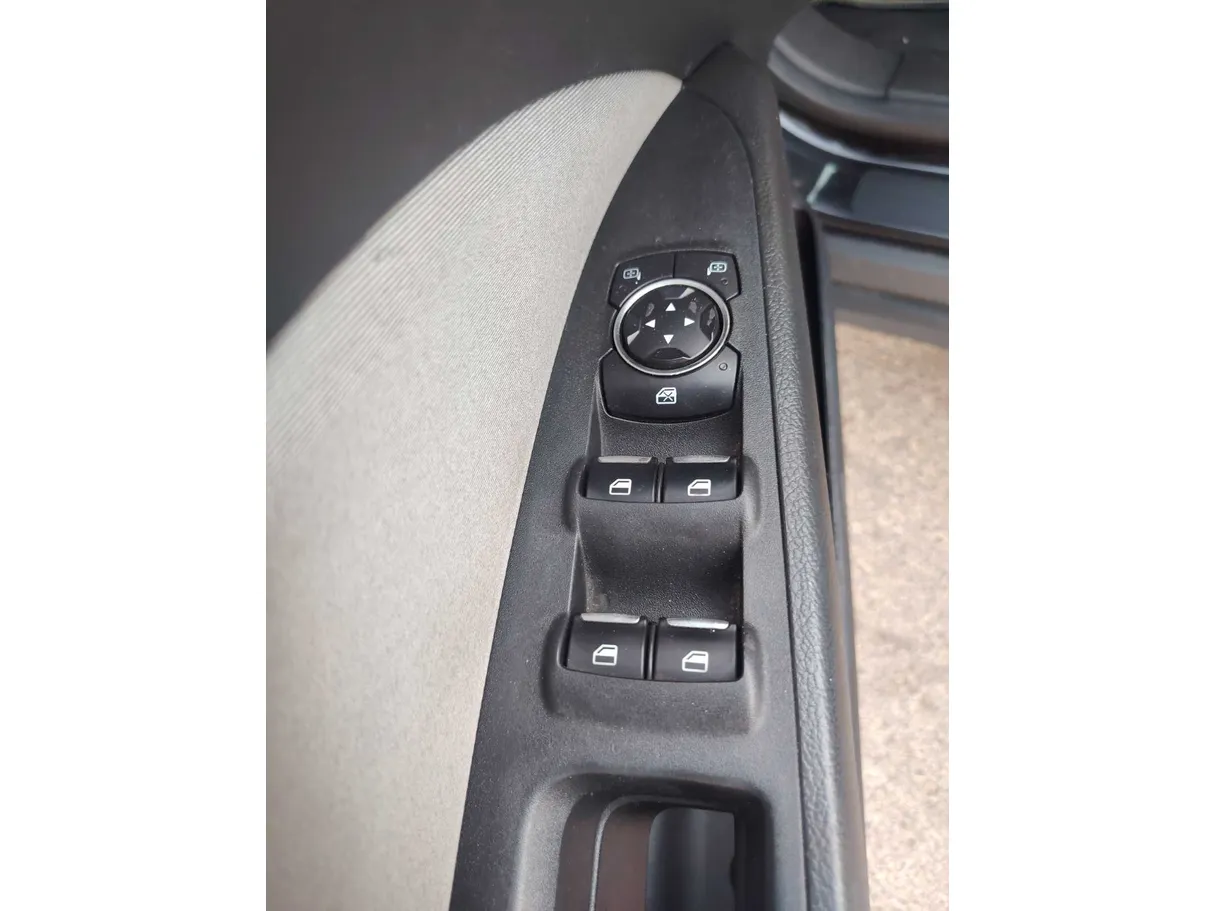 Car image 26