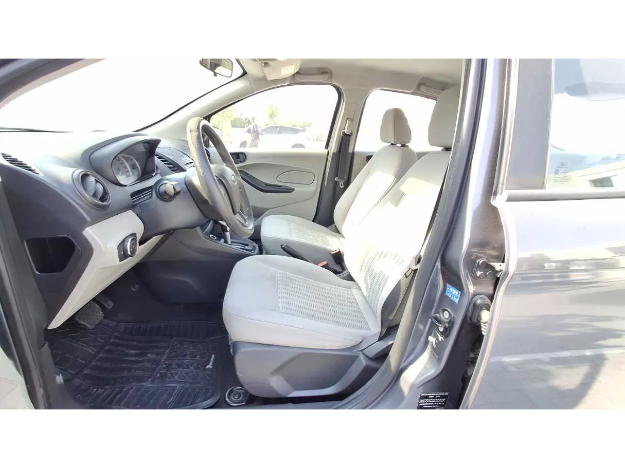 Car image 12