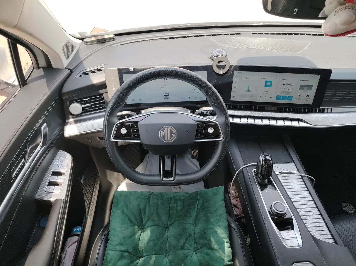 Car image 25