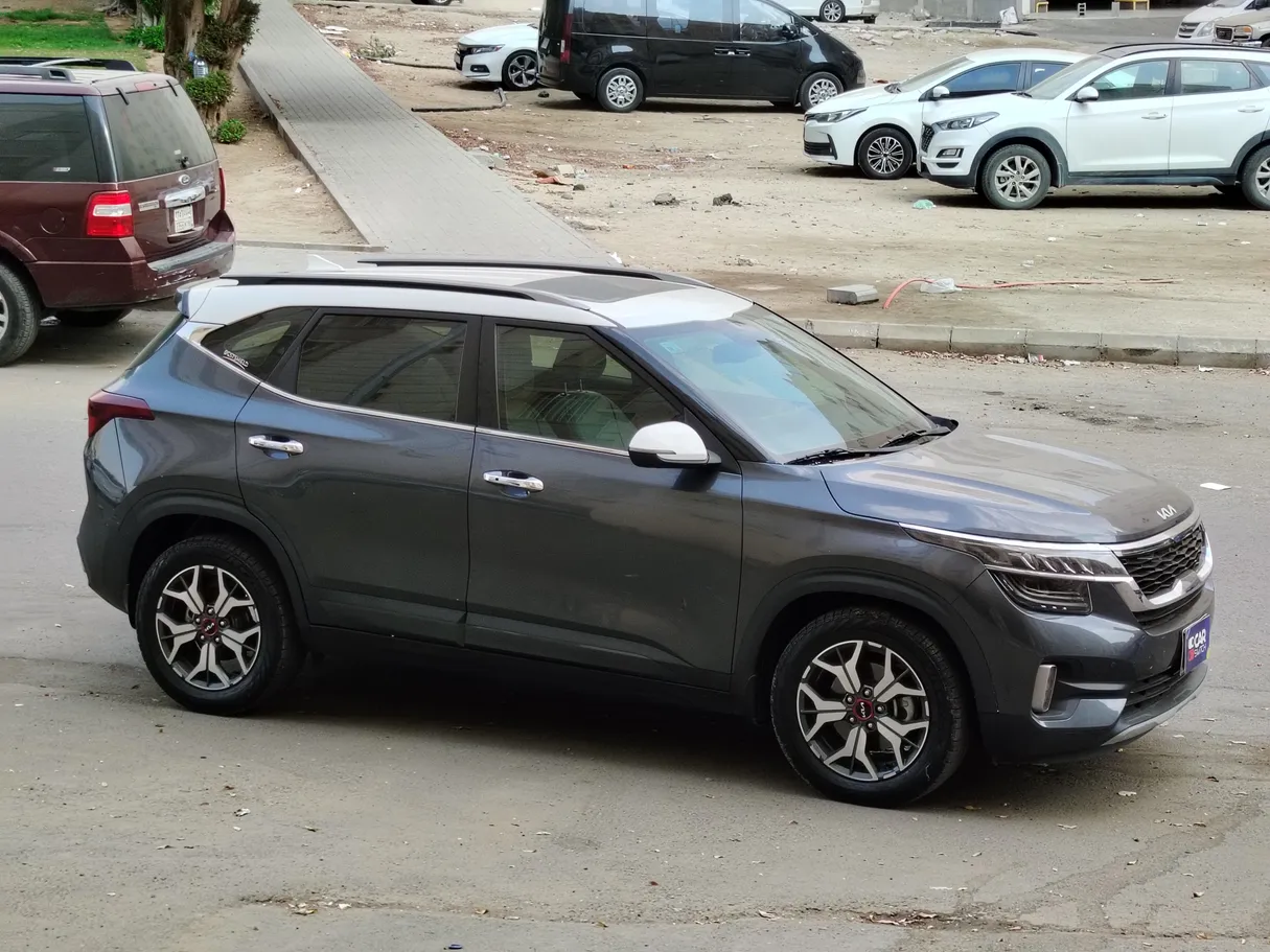 Car image 4