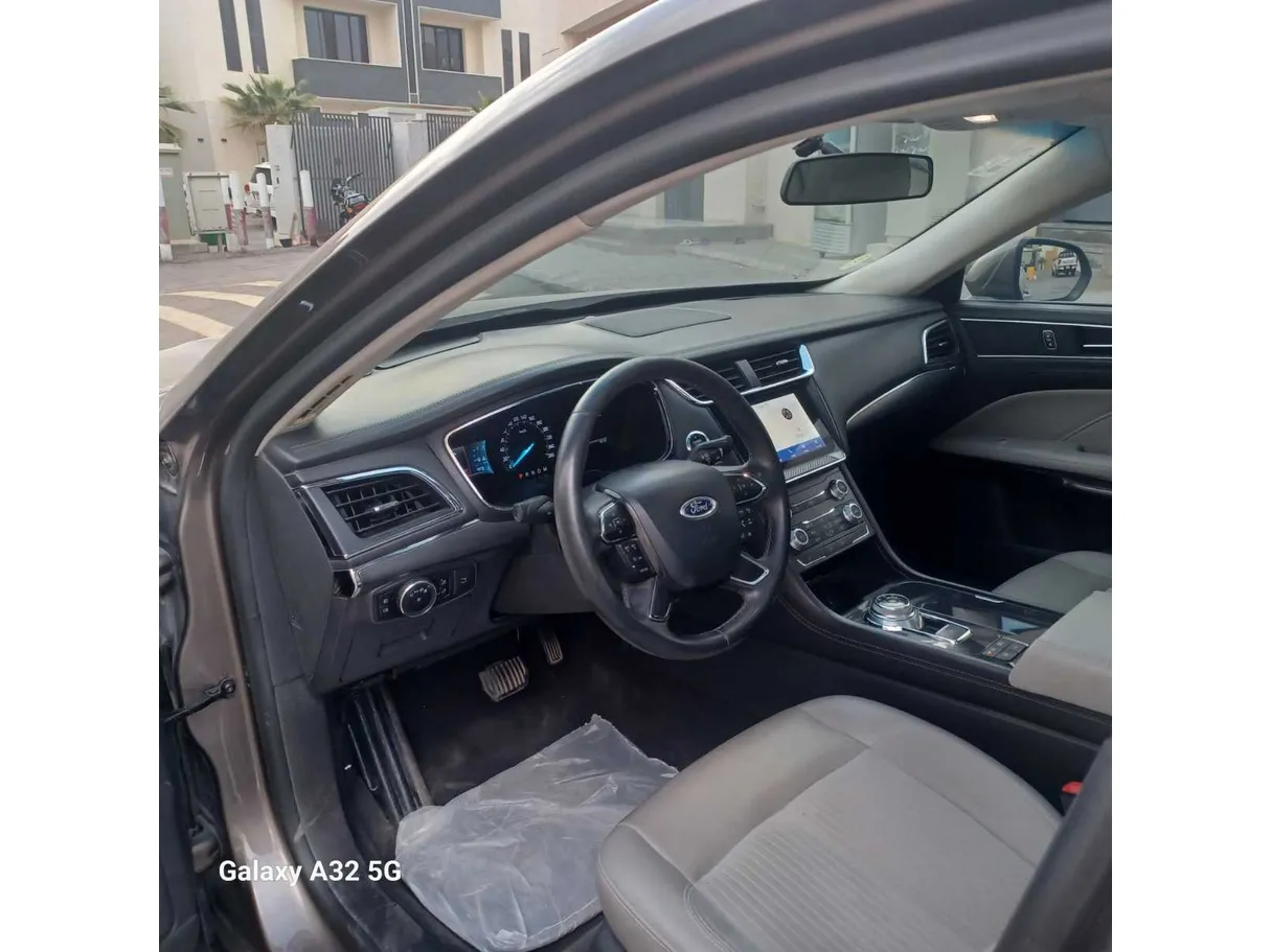 Car image 9