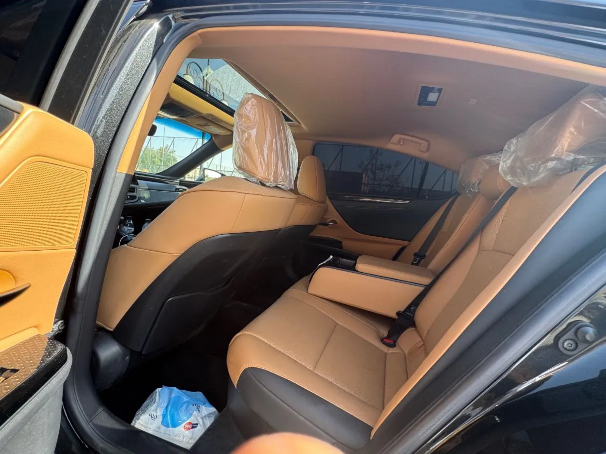 Car image 11