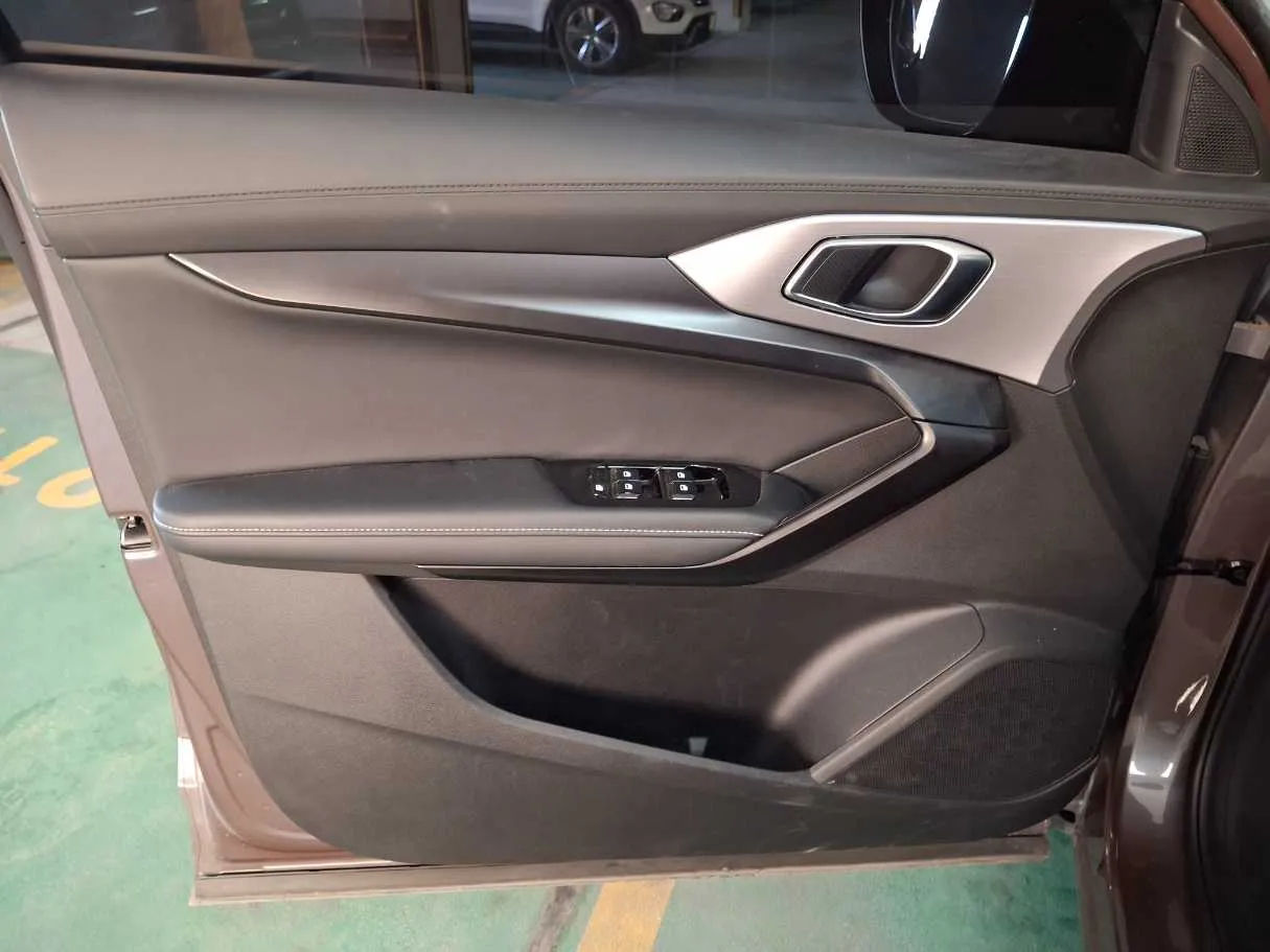 Car image 10