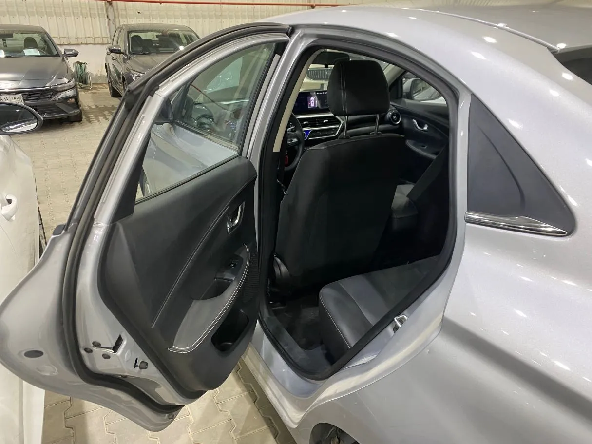 Car image 9