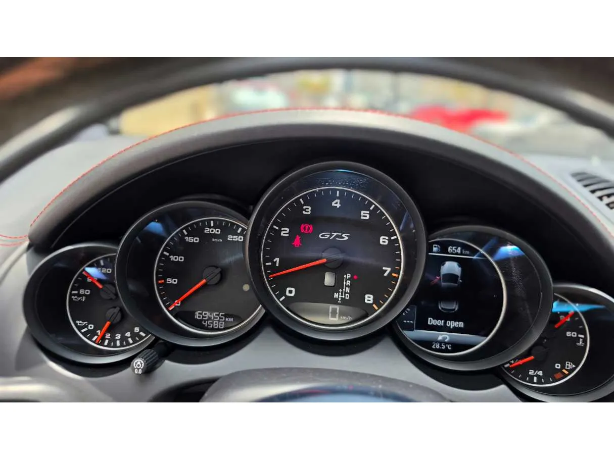 Car image 16
