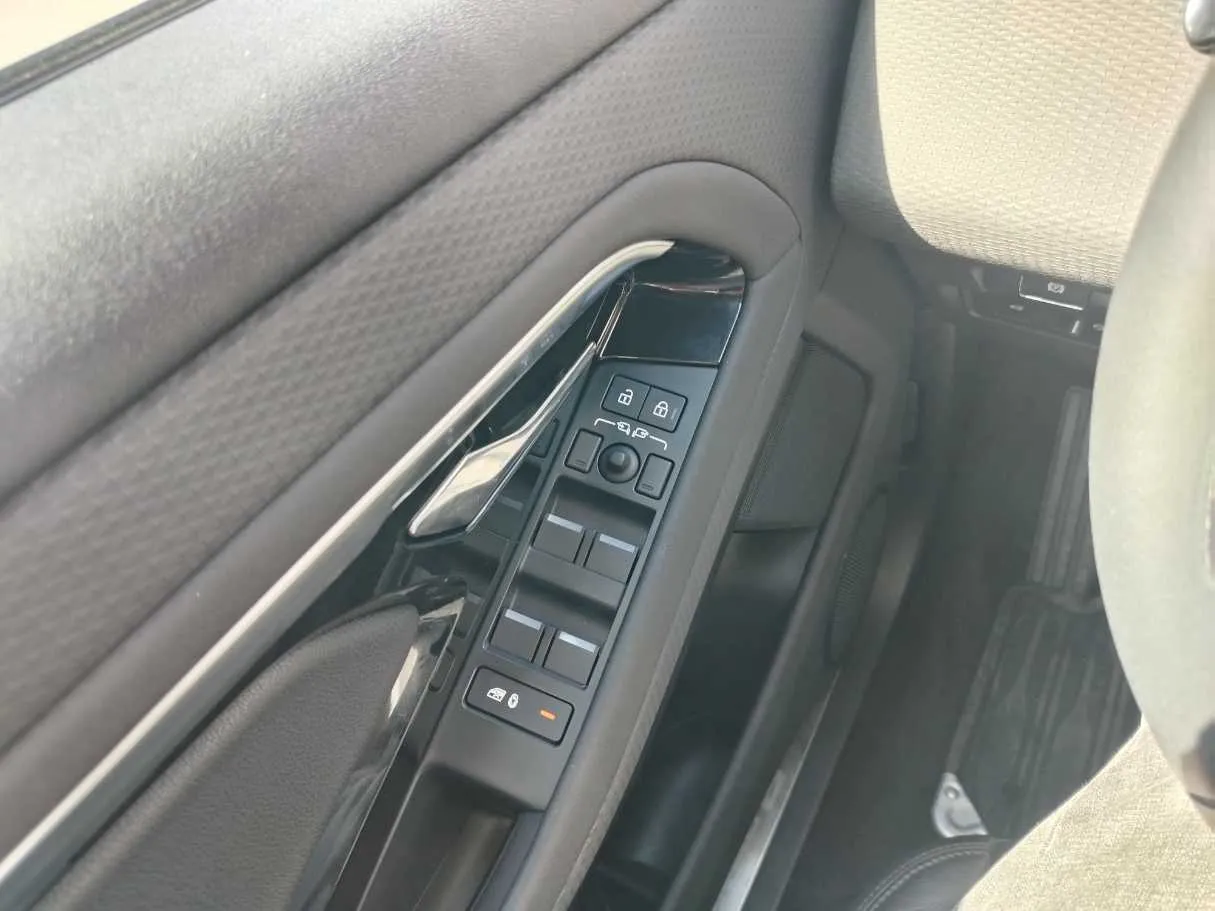 Car image 34
