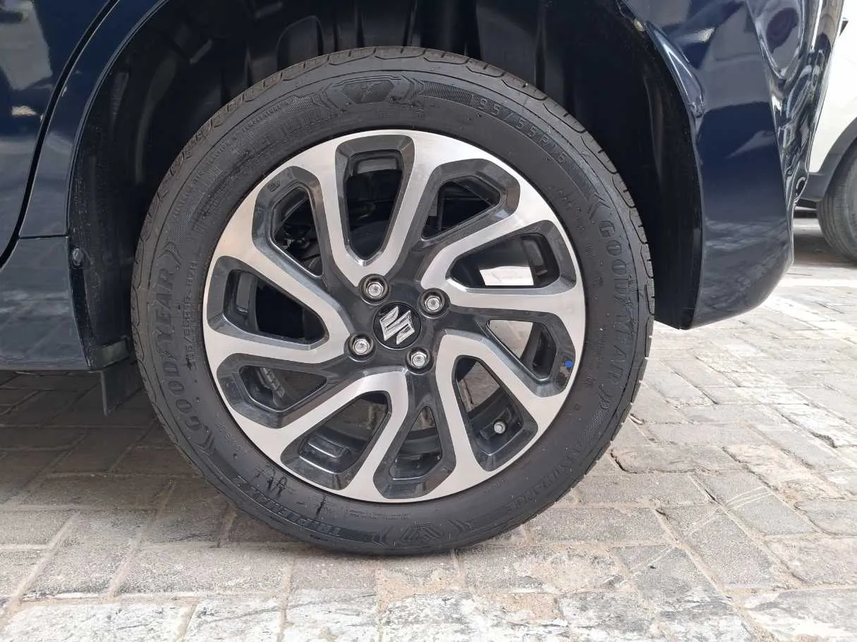 Car image 9