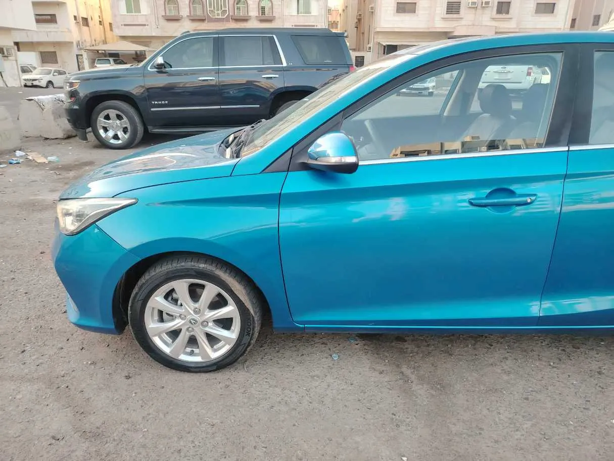 Car image 9