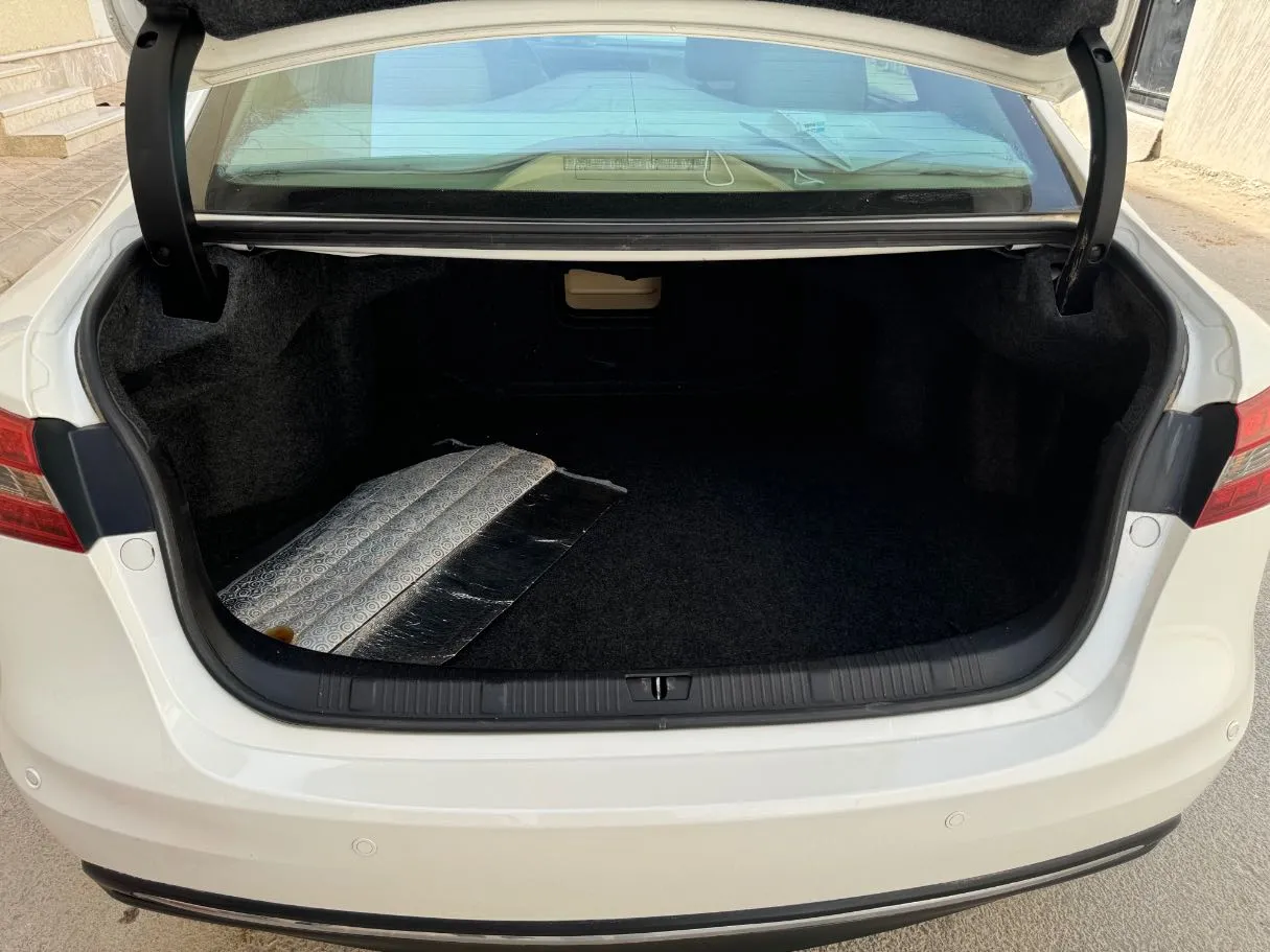 Car image 23