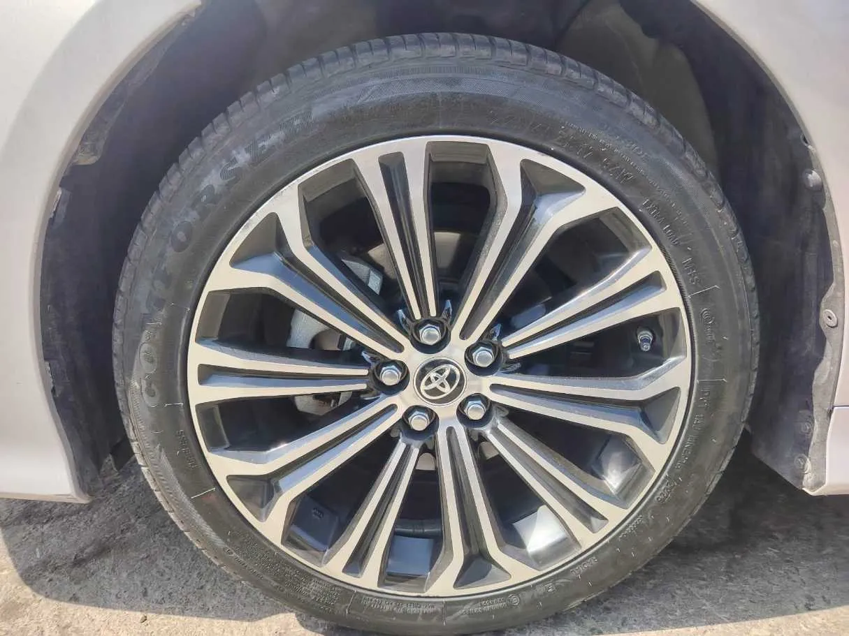 Car image 10