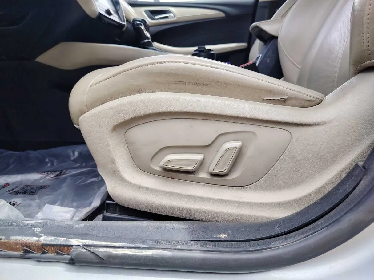 Car image 26